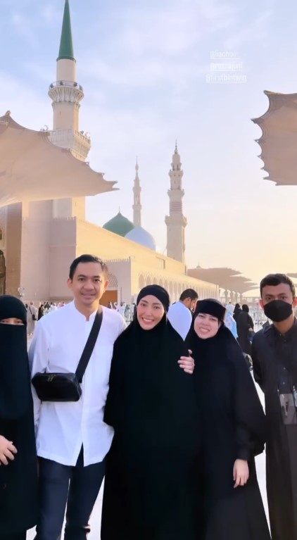 Ayu Dewi Regi Datau umrah © Instagram