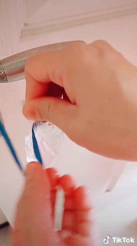 Lebih mudah, ini 5 trik mengikat plastik es lilin tanpa tali dan karet