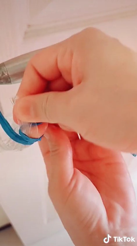 Lebih mudah, ini 5 trik mengikat plastik es lilin tanpa tali dan karet