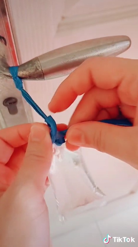Lebih mudah, ini 5 trik mengikat plastik es lilin tanpa tali dan karet