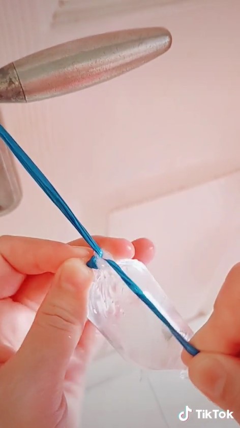 Lebih mudah, ini 5 trik mengikat plastik es lilin tanpa tali dan karet