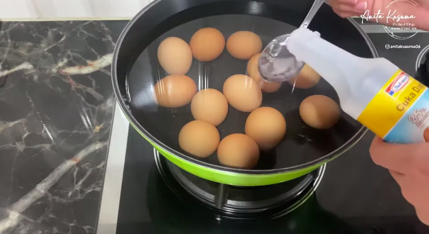 Trik bikin telur merah ulang tahun, cantik dan tidak lengket di tangan