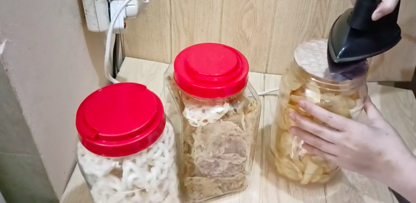 Mudah ditiru, ini trik menyimpan kerupuk di toples agar tak bau tengik