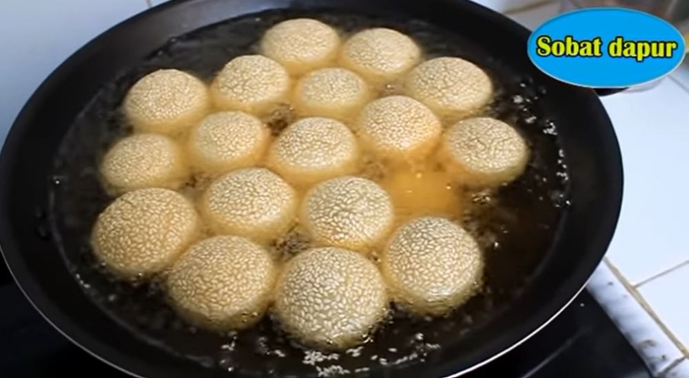 Trik menggoreng onde-onde antimeletus dan wijennya tak rontok