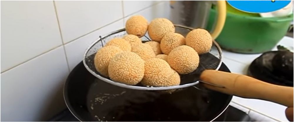 Trik menggoreng onde-onde antimeletus dan wijennya tak rontok