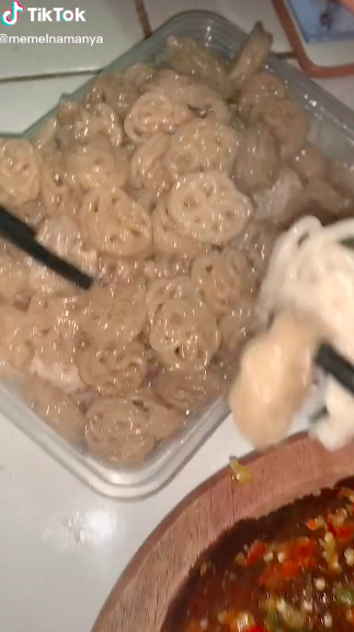 Beda dari biasanya, cara makan seblak satu ini bikin lambut menjerit