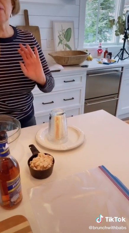 Tanpa dimasak, begini trik melunakkan butter beku dalam 5 menit