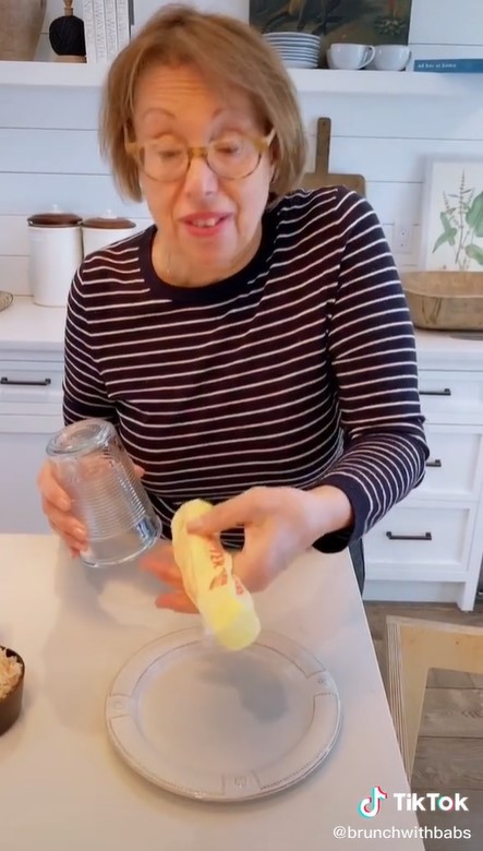 Tanpa dimasak, begini trik melunakkan butter beku dalam 5 menit