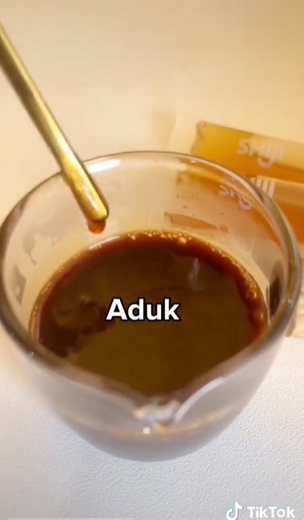 Cara unik menikmati kopi susu ini bikin hemat cucian gelas