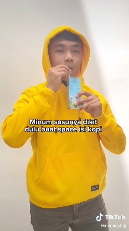 Cara unik menikmati kopi susu ini bikin hemat cucian gelas