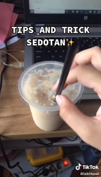 Cara wanita buka minuman pakai sedotan tumpul ini rapi dan simpel