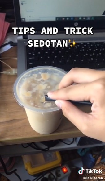 Cara wanita buka minuman pakai sedotan tumpul ini rapi dan simpel