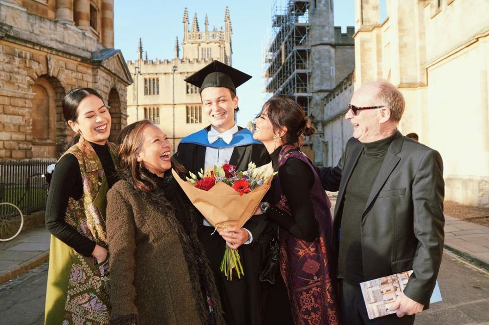 momen Maudy hadiri wisuda adik ipar © 2022 berbagai sumber