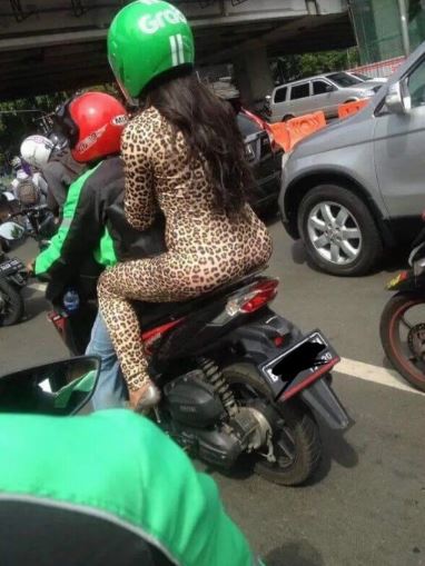 penumpang ojek online bajunya nyeleneh © berbagai sumber penumpang ojek online bajunya nyeleneh © berbagai sumber