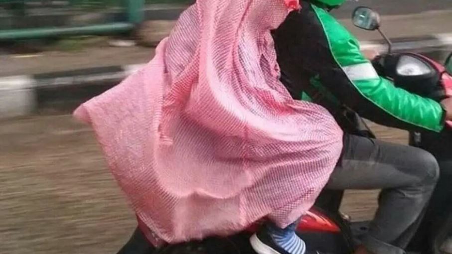 penumpang ojek online bajunya nyeleneh © berbagai sumber penumpang ojek online bajunya nyeleneh © berbagai sumber