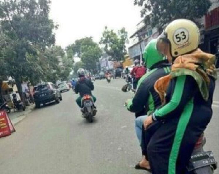 penumpang ojek online bajunya nyeleneh © berbagai sumber penumpang ojek online bajunya nyeleneh © berbagai sumber