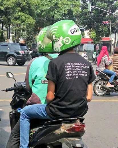 penumpang ojek online bajunya nyeleneh © berbagai sumber penumpang ojek online bajunya nyeleneh © berbagai sumber