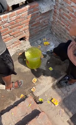 orang bikin minuman pakai wadah tak biasa © 2022 berbagai sumber