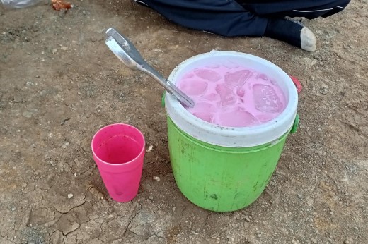 orang bikin minuman pakai wadah tak biasa © 2022 berbagai sumber