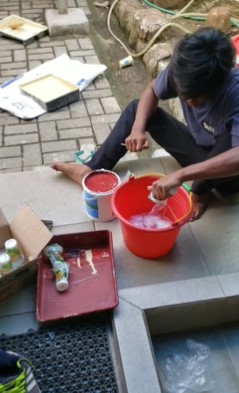 orang bikin minuman pakai wadah tak biasa © 2022 berbagai sumber