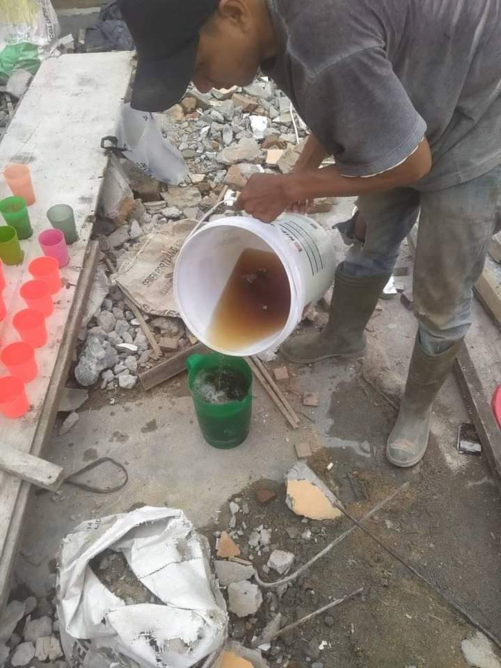 orang bikin minuman pakai wadah tak biasa © 2022 berbagai sumber