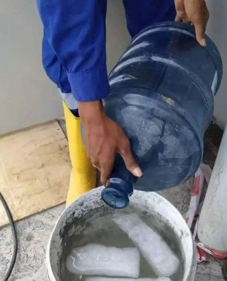 orang bikin minuman pakai wadah tak biasa © 2022 berbagai sumber