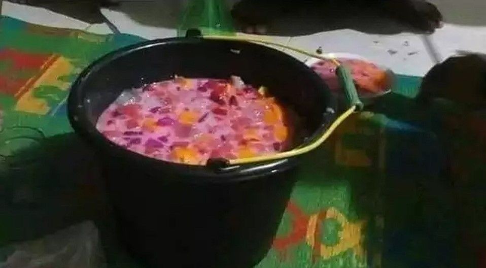 orang bikin minuman pakai wadah tak biasa © 2022 berbagai sumber