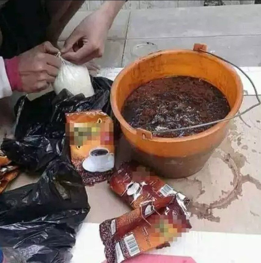 orang bikin minuman pakai wadah tak biasa © 2022 berbagai sumber