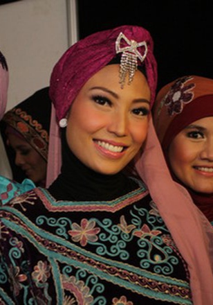 Ayu Dewi berhijab © 2022 Instagram 