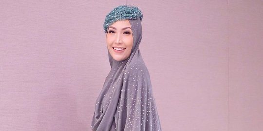Ayu Dewi berhijab © 2022 Instagram 