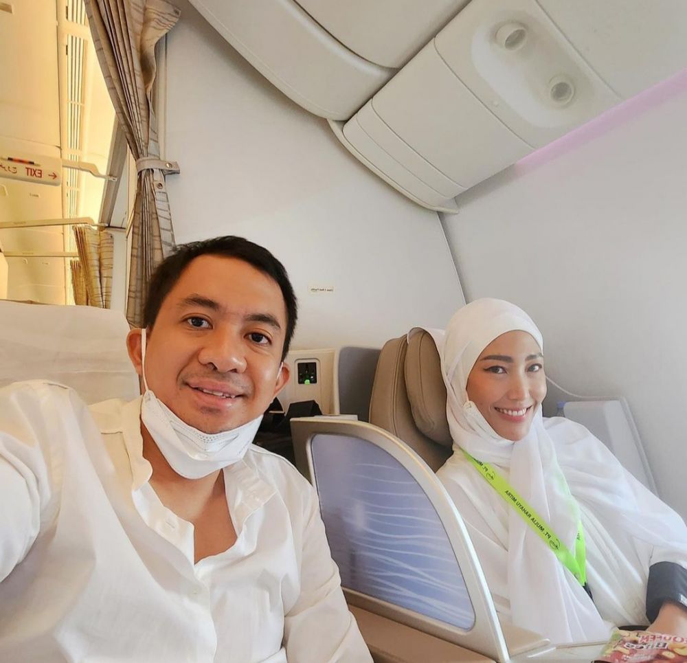 Ayu Dewi berhijab © 2022 Instagram 