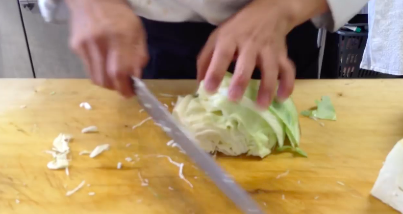 Trik mengiris kubis ala chef profesional, tipis dan tidak tersisa