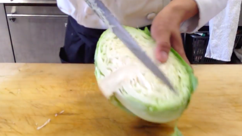Trik mengiris kubis ala chef profesional, tipis dan tidak tersisa