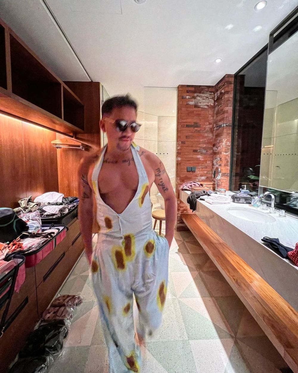 seleb pria kenakan genderless fashion © berbagai sumber seleb pria kenakan genderless fashion © berbagai sumber