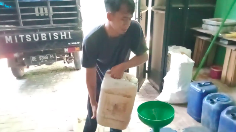 Antitumpah dan muncrat, ini cara menuangkan minyak goreng dari jerigen