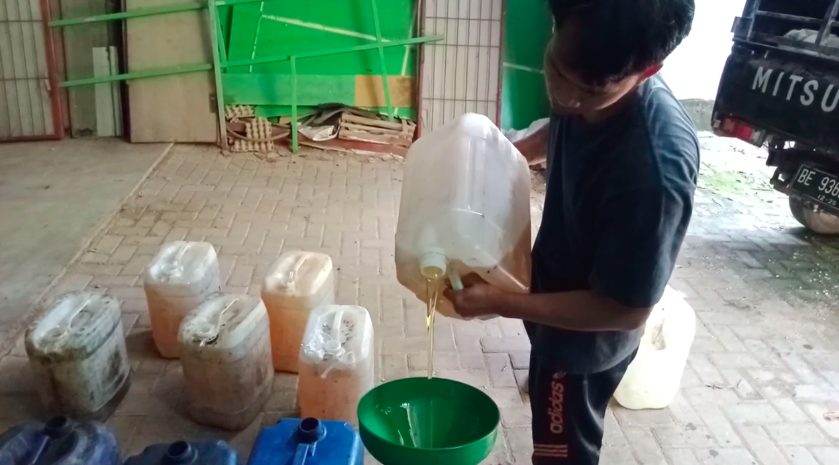 Antitumpah dan muncrat, ini cara menuangkan minyak goreng dari jerigen