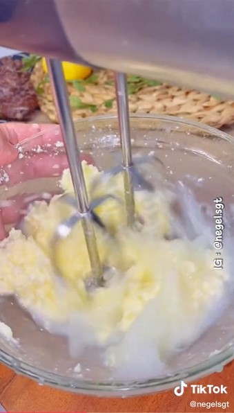 Jangan dibuang, ini 5 cara bikin butter dari whip cream menggumpal