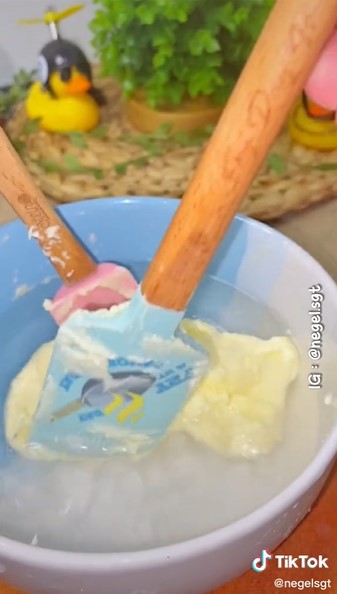 Jangan dibuang, ini 5 cara bikin butter dari whip cream menggumpal