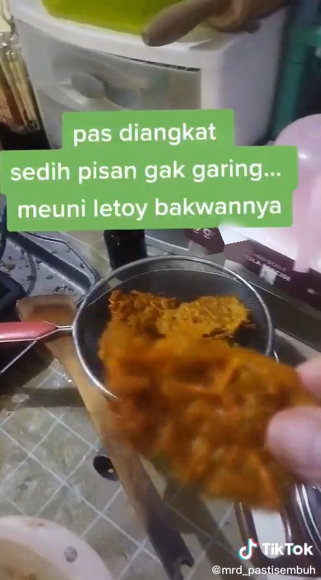 Momen apes pria goreng bakwan selama setengah jam, bikin ngelus dada
