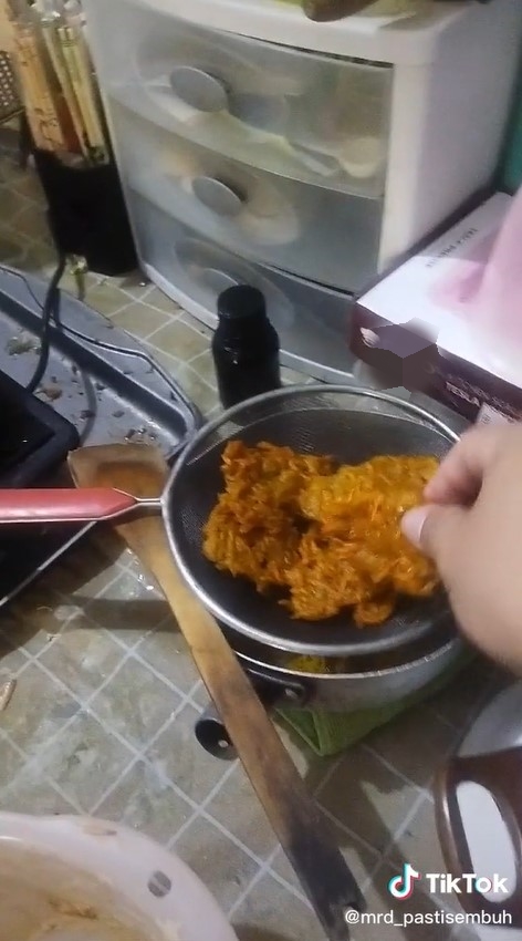 Momen apes pria goreng bakwan selama setengah jam, bikin ngelus dada