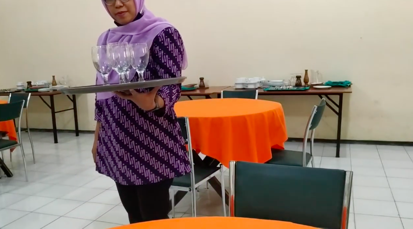 Agar tetap seimbang, begini trik membawa nampan dengan satu tangan
