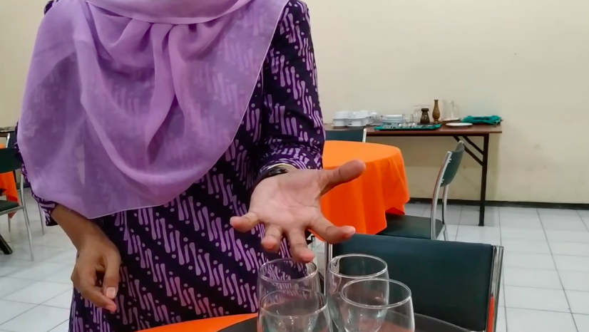 Agar tetap seimbang, begini trik membawa nampan dengan satu tangan