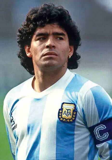 Kisah Maradona: Anak jalanan, teman mafia, hingga juara Piala Dunia