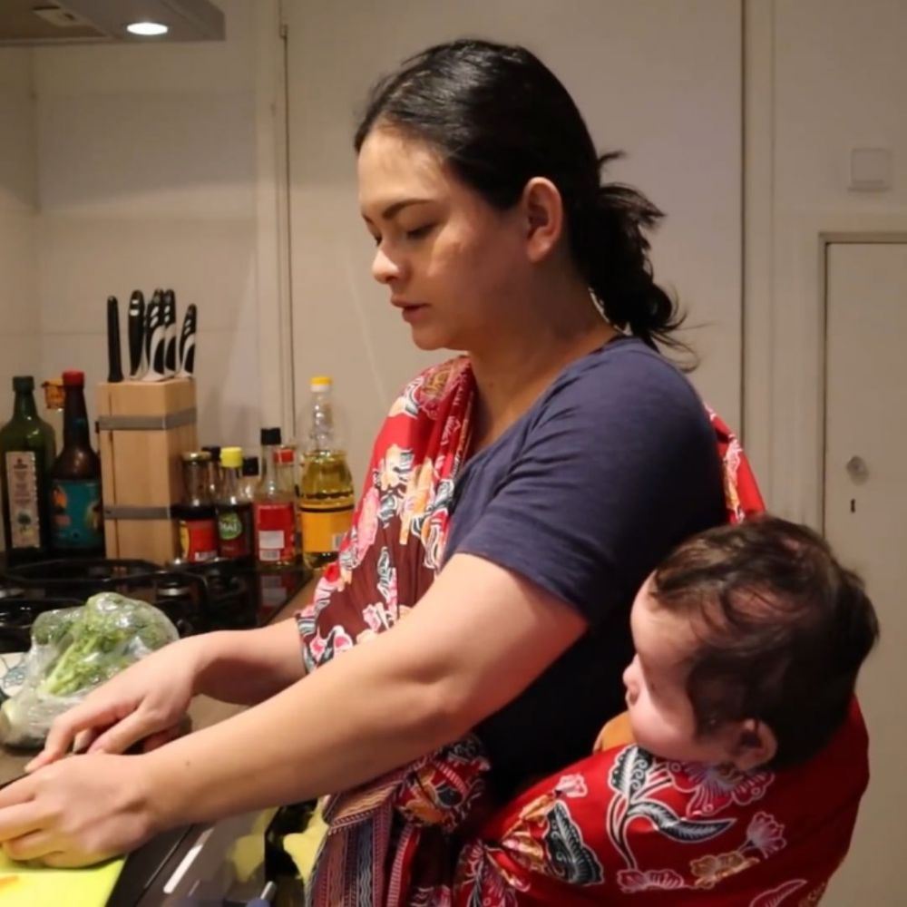 seleb memasak gendong anak © 2022 brilio.net seleb memasak gendong anak © 2022 brilio.net