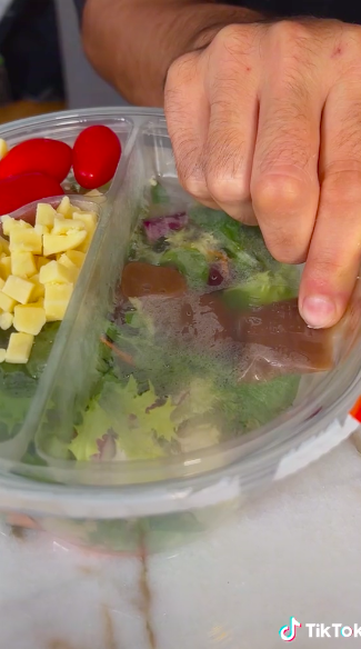 Tanpa berantakan, ini trik praktis menuang saus pada makanan