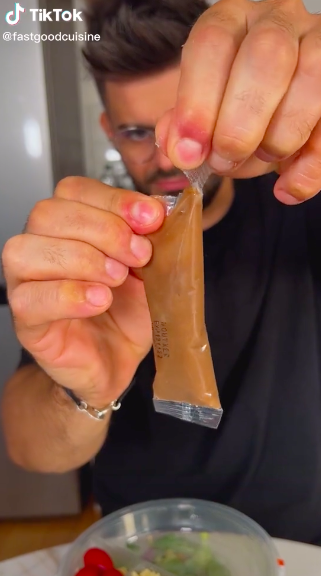 Tanpa berantakan, ini trik praktis menuang saus pada makanan