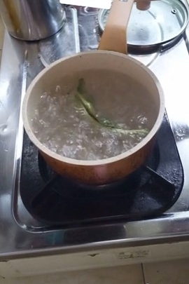 Trik masak sayur bayam agar daunnya tak berubah warna, antigagal