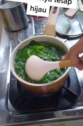 Trik masak sayur bayam agar daunnya tak berubah warna, antigagal