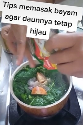 Trik masak sayur bayam agar daunnya tak berubah warna, antigagal