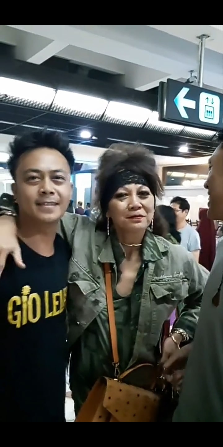 Kisah haru ibu dan 3 anak bertemu usai 20 tahun pisah LA-Indonesia berbagai sumber Kisah haru ibu dan 3 anak bertemu usai 20 tahun pisah LA-Indonesia berbagai sumber